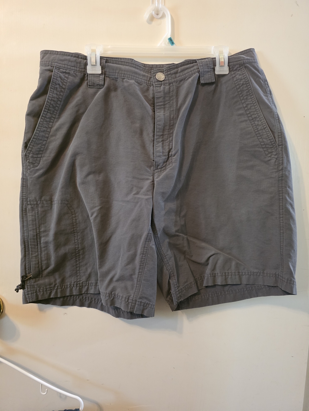 Men's Gray Cargo Shorts with Utility Pockets